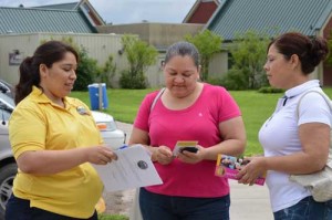 Noelia-(1) An MHP Salud Promotora talking with two women in the community.