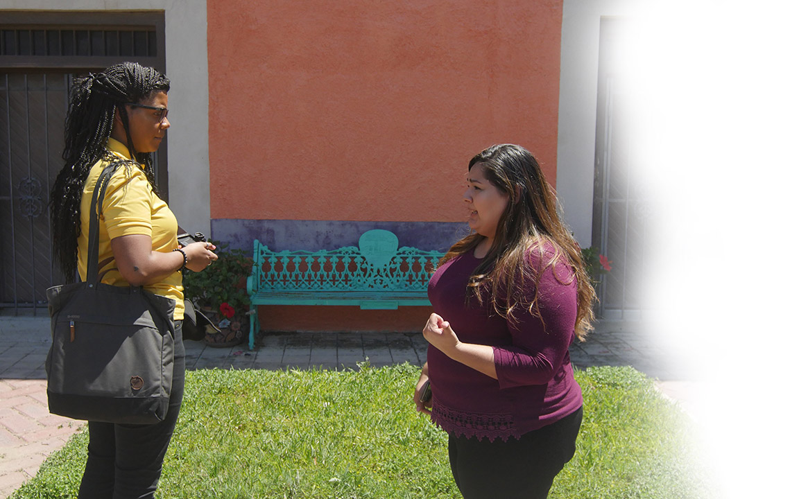 A MHP Salud CHW talking with a woman from the community.